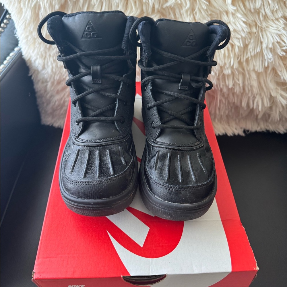 Boys Nike Woodside high boots - Size 2